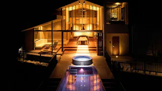 熱海にあるオーシャンビューの豪華一棟貸しで、屋外プールとジャグジーに寛ぐ