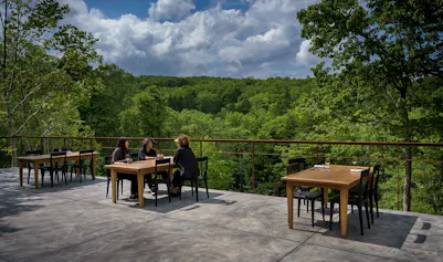 ニセコのギャラリーステイ「SHIGUCHI -シグチ」に新たなレストランスペースとテラス、スパがオープン