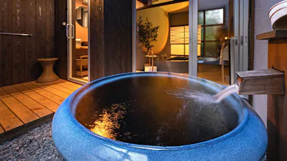 秋に訪れたい、京都の紅葉の名所に近い露天・半露天風呂付客室のある宿5選