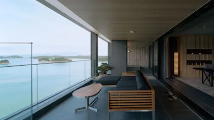 天草・松島の海を望む全室温泉露天風呂付の絶景宿で、アートと海の幸を堪能