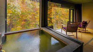 定山渓温泉の奥に位置する、自家源泉の展望風呂付客室が自慢の宿