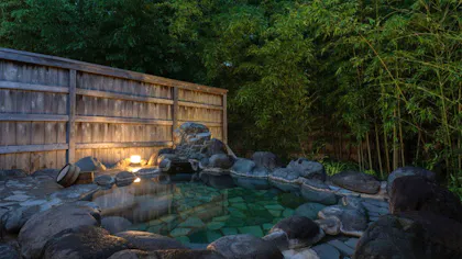 伊豆・熱川の温泉宿で、湯守りが受け継ぐ自家源泉の美肌の湯を全室で堪能！