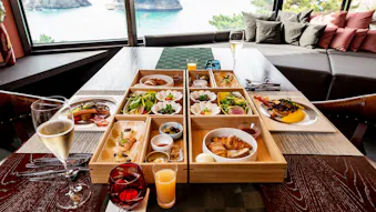 お昼の12時までゆっくり過ごせる、温泉露天風呂付客室でいただく部屋食が自慢のおこもり宿