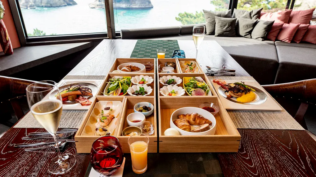 お昼の12時までゆっくり過ごせる、温泉露天風呂付客室でいただく部屋食が自慢のおこもり宿