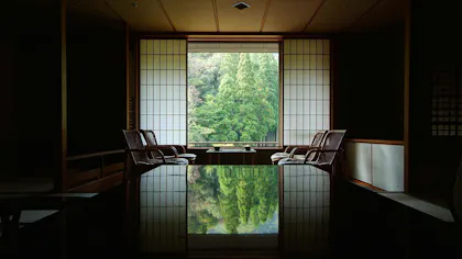 城崎温泉で松葉ガニと但馬牛を満喫！名宿の伝統を受け継ぐ、庭園に囲まれた宿