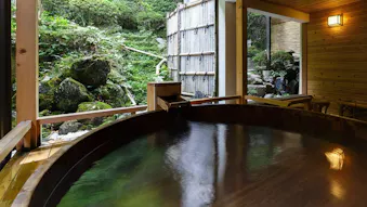 お昼の12時までゆっくり過ごせる、温泉自慢の宿5選