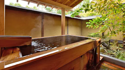 露天・半露天風呂付客室で源泉掛け流しの湯浴みが叶う温泉宿　草津編