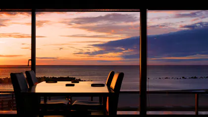 山形・湯野浜温泉に佇む、日本海を見渡す美食宿で湯巡りを満喫