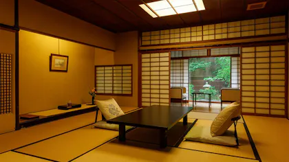 福井・あわら温泉に佇む数寄屋造りの老舗旅館で、無加水の自家源泉と越前の食を満喫