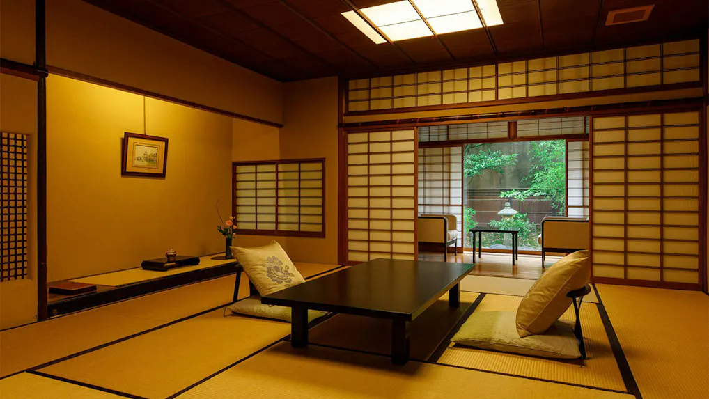 福井・あわら温泉に佇む数寄屋造りの老舗旅館で、無加水の自家源泉と越前の食を満喫