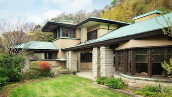 【滞在記】建築家・遠藤新設計、葉山を見渡す1日1組限定の宿で近代建築の美しさに触れる