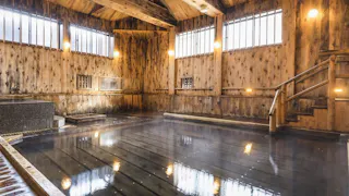 青森・奥入瀬渓流の原生林に抱かれた老舗温泉宿で、足元湧出の秘湯を堪能