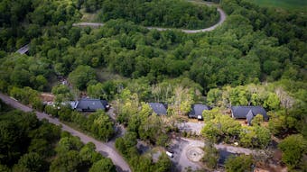 【取材】北海道・ニセコの深い森の中に佇む、築150年の古民家で体感する唯一無二の“ギャラリーステイ”