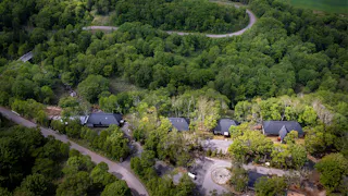 【取材】北海道・ニセコの深い森の中に佇む、築150年の古民家で体感する唯一無二の“ギャラリーステイ”