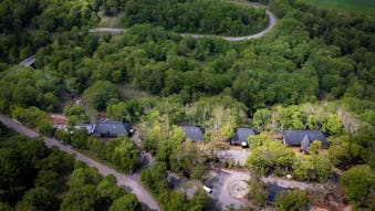 【取材】北海道・ニセコの深い森の中に佇む、築150年の古民家で体感する唯一無二の“ギャラリーステイ”