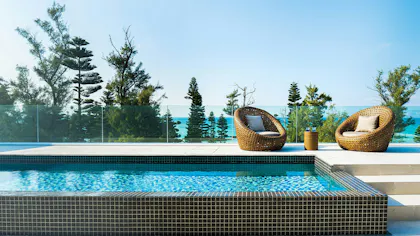 目の前にビーチを望む、プライベートプール付客室のある沖縄の宿5選