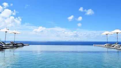 一度は泊まりたい、オーシャンビューの絶景を楽しめる離島の宿5選