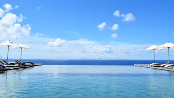 一度は泊まりたい、オーシャンビューの絶景を楽しめる離島の宿5選