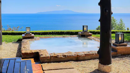 東京から約2時間、オーシャンビューの露天風呂付客室がある10室以下の温泉宿6選