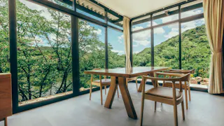 兵庫・丹波篠山の湖畔に佇む、1日5組限定で快適なグランピング体験ができる宿