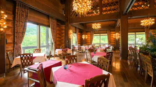 青森・八甲田連峰を望むクラシカルなホテルで、地元の幸を使った料理と掛け流しの温泉を満喫