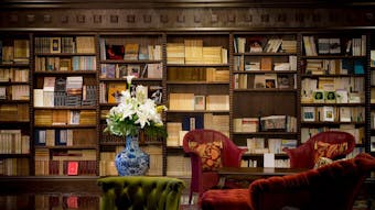 秋旅で行きたい!読書を楽しめるブックライブラリーが自慢の温泉宿5選