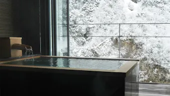 露天・半露天風呂付客室で雪見温泉と部屋食を楽しめるおこもり宿5選