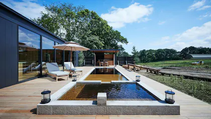 北海道・輪厚の広大な森に佇む、1日4組限定の掛け流し温泉露天風呂付プライベートヴィラ