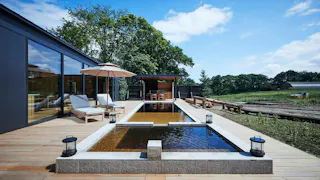 北海道・輪厚の広大な森に佇む、1日4組限定の掛け流し温泉露天風呂付プライベートヴィラ