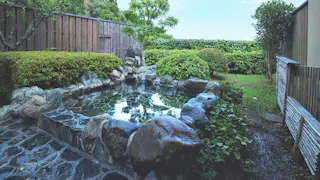 伊豆の自然に抱かれた全6室露天風呂付離れの隠れ宿で、温泉と美食に酔いしれるひととき