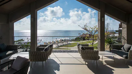 沖縄・宜野座のオーベルジュ「THE HIRAMATSU HOTELS & RESORTS 宜野座」で、絶景と美食に憩うひととき