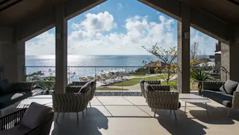 沖縄・宜野座のオーベルジュ「THE HIRAMATSU HOTELS & RESORTS 宜野座」で、絶景と美食に憩うひととき