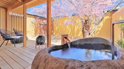お部屋から桜を望む、露天風呂付客室がある温泉宿5選