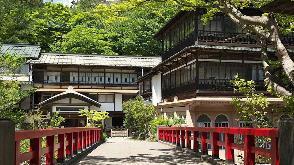 東京から約2時間、非日常感のある創業100年以上の老舗温泉旅館5選