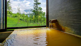 湯の花が舞う温泉を満喫！全国にある泉質自慢の宿6選