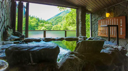雨でも安心！梅雨の時期に行きたい、半露天風呂付客室がある温泉宿