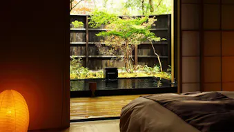 伊豆の露天風呂付離れ客室で、源泉掛け流しの湯浴みが叶う温泉宿5選