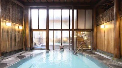 草津温泉で一度は泊まりたい宿9選！露天風呂付客室や老舗宿などを室内写真とともにご紹介