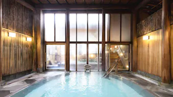 草津温泉で一度は泊まりたい宿9選！露天風呂付客室や老舗宿などを室内写真とともにご紹介