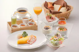 朝食を楽しむ、夏の高原ホテル