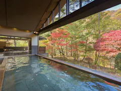 東北の紅葉に染まる、山あいの温泉宿