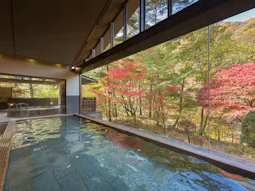 東北の紅葉に染まる、山あいの温泉宿